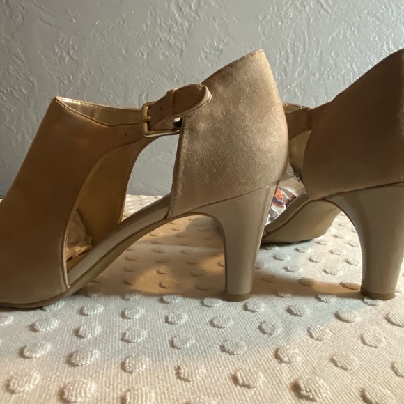 BANDOLINO Tan Women’s Cutout Booties - Picture 13 of 16